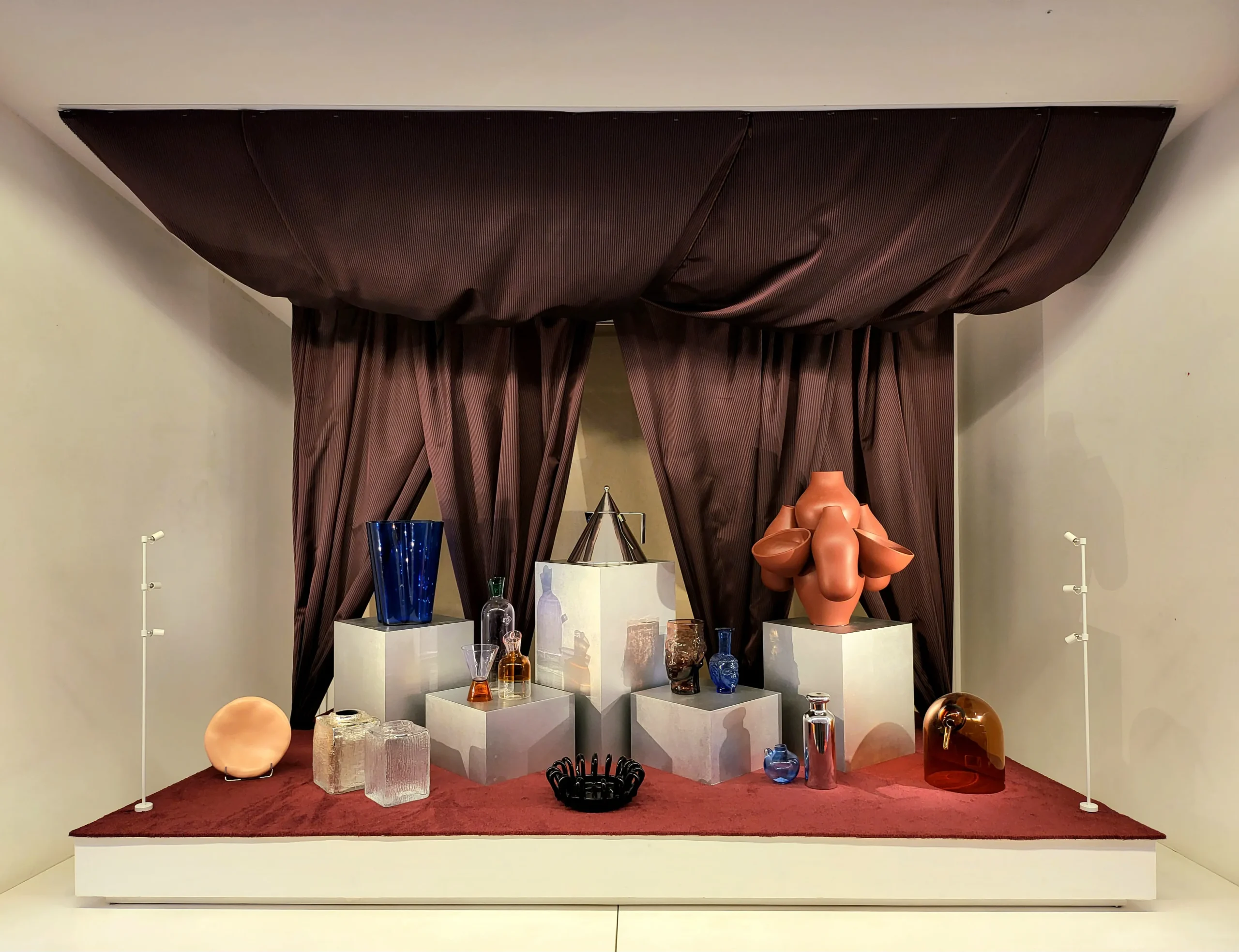 Central plinth ensemble with radial symmetry around sculpture